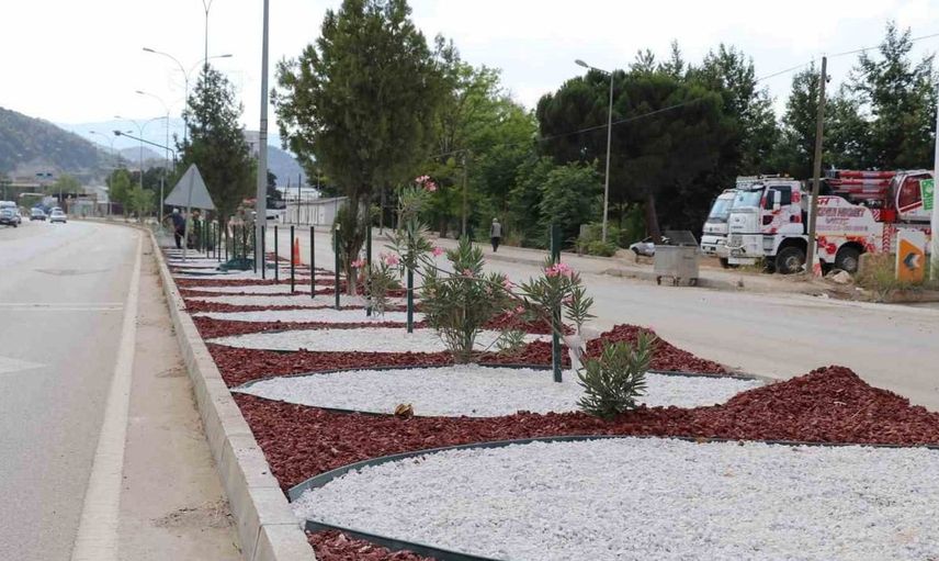 Bilecik'te yaya güvenliği için orta refüjlere demir çit monte edildi
