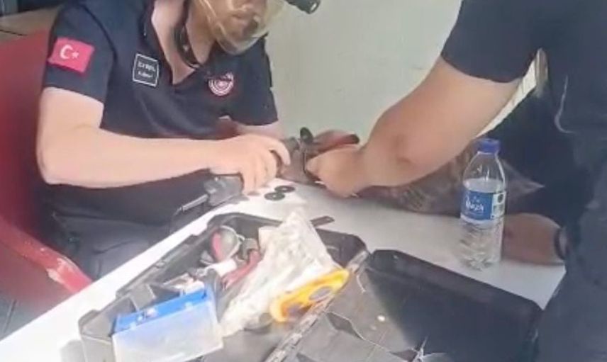 Bileğinde sıkışan kelepçe itfaiyenin müdahalesiyle çıkartıldı