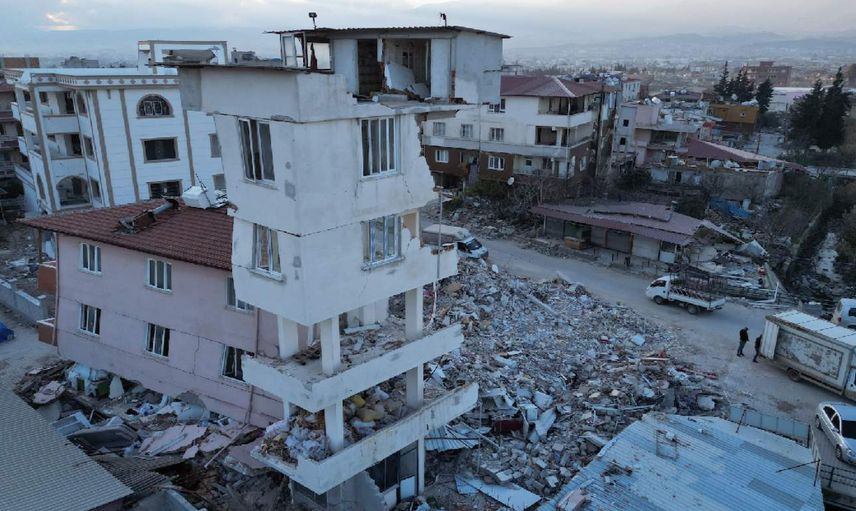 Binadaki görüntü kan dondurdu: Kolonları tuğladan inşa etmişler