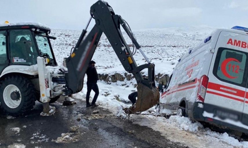 Bingöl'de Ambulans Kara Saplandı
