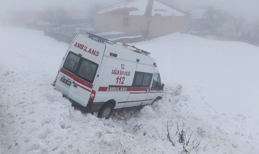 Bingöl'de ambulans şarampole yuvarlandı: Çokça yaralı var