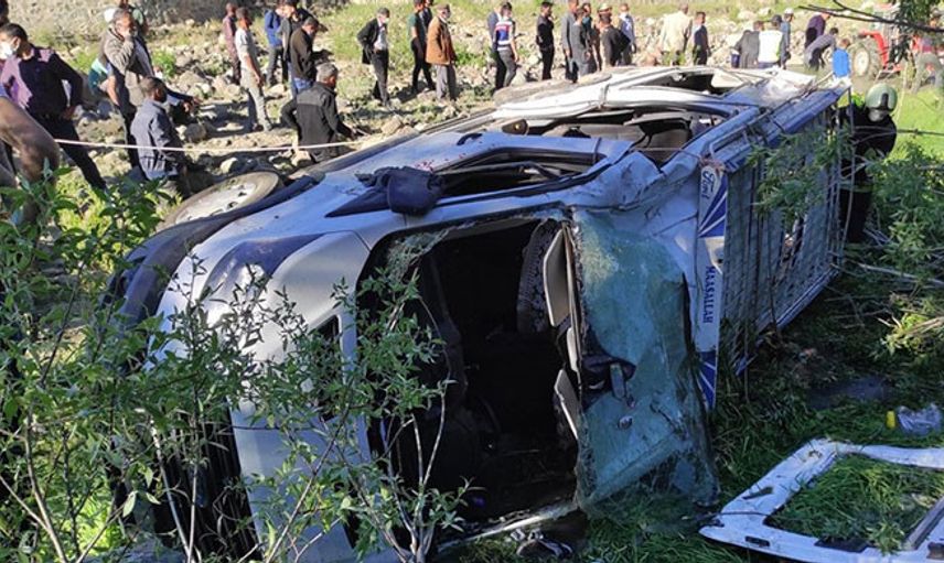 Bingöl’de Minibüsün Şarampole Yuvarlanması Sonucu 16 Kişi Yaralandı