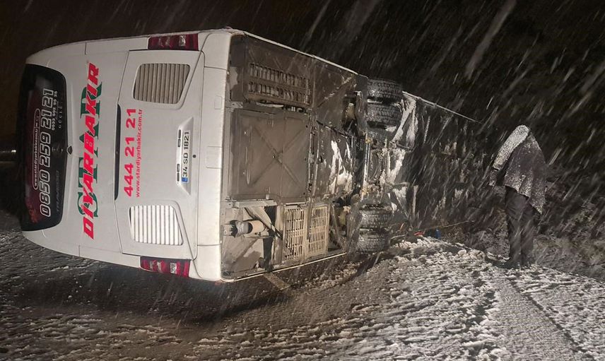 Bingöl'de yolcu otobüsü devrildi: Onlarca yaralı hastaneye kaldırıldı