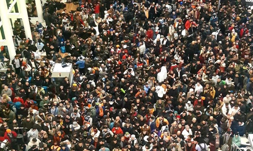 Binlerce deprem gönüllüsü İstanbul Havalimanı’na koştu: Terminalde uzun kuyruklar oluştu