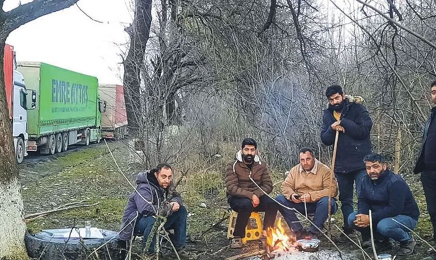 Binlerce Türk şoför günlerdir mahsur, en temel ihtiyaçlarını bile gideremiyorlar!
