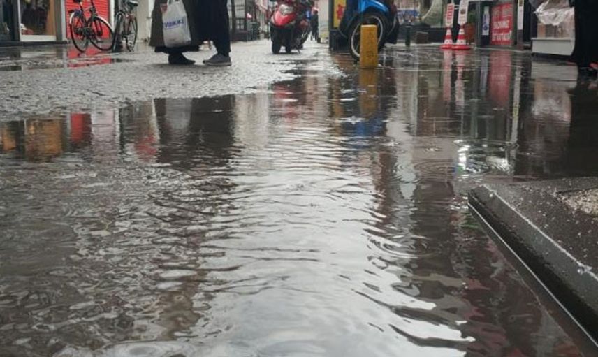 Eskişehir'de Yağan Yağmur Sokakları Göle Çevirdi