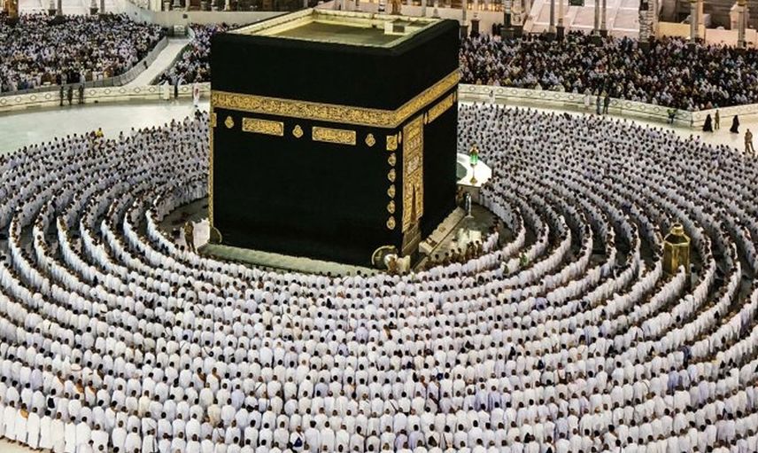 Bir Buçuk Yıl Aradan Sonra Kabe'de Sosyal Mesafesiz İlk Namaz Kılındı!