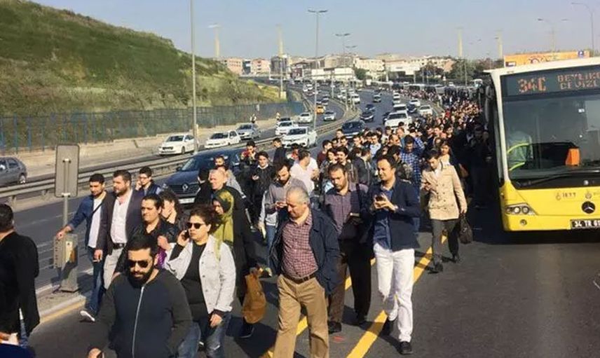 Bir metrobüs vakası daha: Vatandaşlar yolda kaldı