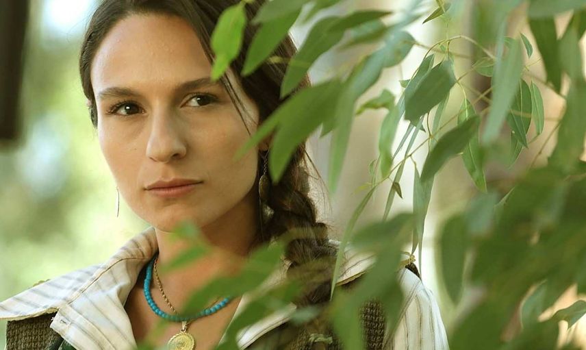 Bir Zamanlar Çukurova'nın baş kahyası Selin Yeninci bir açıldı pir açıldı! Sütyensiz kombiniyle göz kamaştıran Yeninci dudak uçuklattı