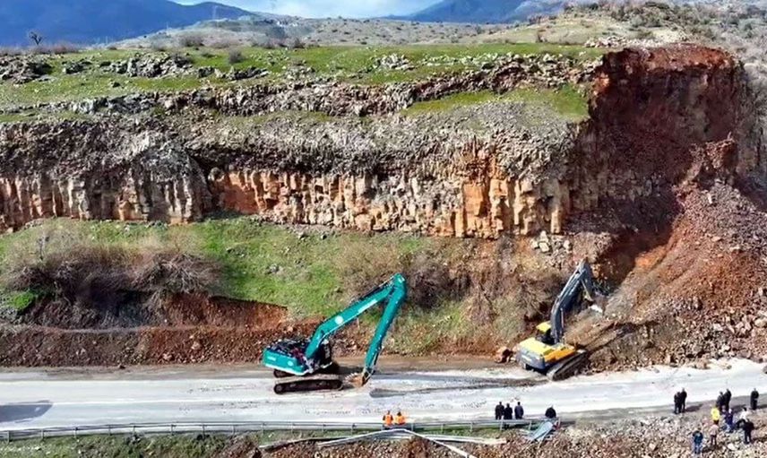 Bitlis-Baykan kara yolunda korkutan heyelan!