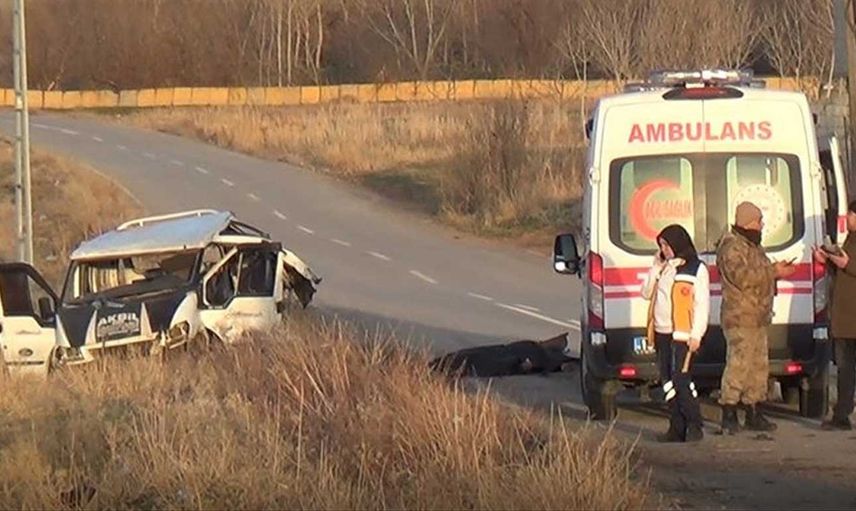 Bitlis'te korkunç kaza! Göçmen taşıyan minibüs takla attı: Ölü ve yaralılar var