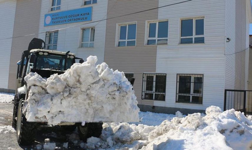 Bitlis’te Okul ve Çevreleri Kardan Temizleniyor