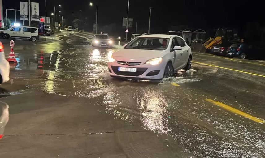Bodrum'da yine aynı manzara: Ana isale hattı patladı, yollar göle döndü!