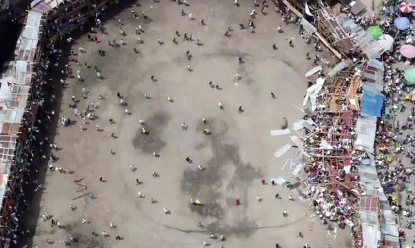 Boğa güreşi festivalinde ortalık savaş alanına döndü! Tribün çöktü neye uğradıklarını şaşırdılar