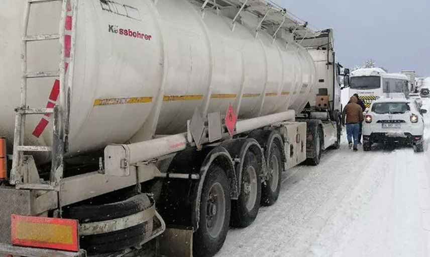 Bolu Dağı Tüneli’nde Ulaşıma Kar Engeli: İstanbul Yönü Trafiğe Kapatıldı!