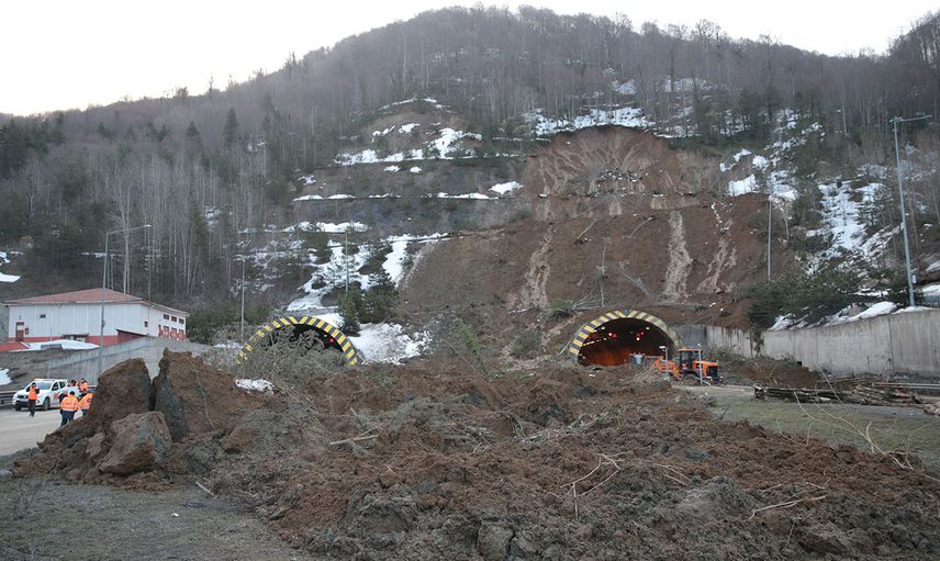 Bolu Dağı’nda heyelan meydana geldi: TEM yolu trafiğe kapatıldı! İşte Bolu Dağı’nda yaşanan son gelişmeler