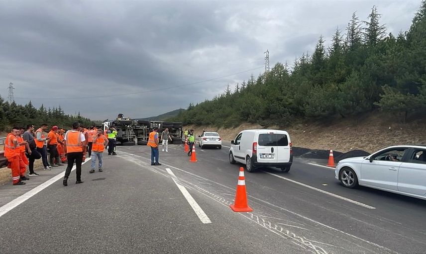 Bolu Dağı'nda Kamyon Devrildi, İstanbul İstikameti Trafiğe Kapandı
