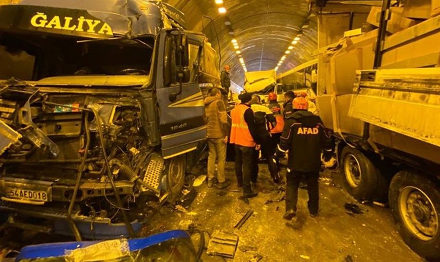 Bolu Tüneli’nde kar küreme aracının karıştığı zincirleme kaza: Ölü ve yaralılar var
