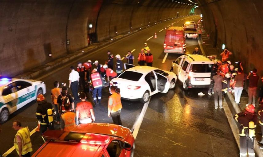 Bolu tünelinde kaza yapan araç plakaları belli mi? Tünelde zincirleme kaza! İstanbul yönünde ulaşım durdu