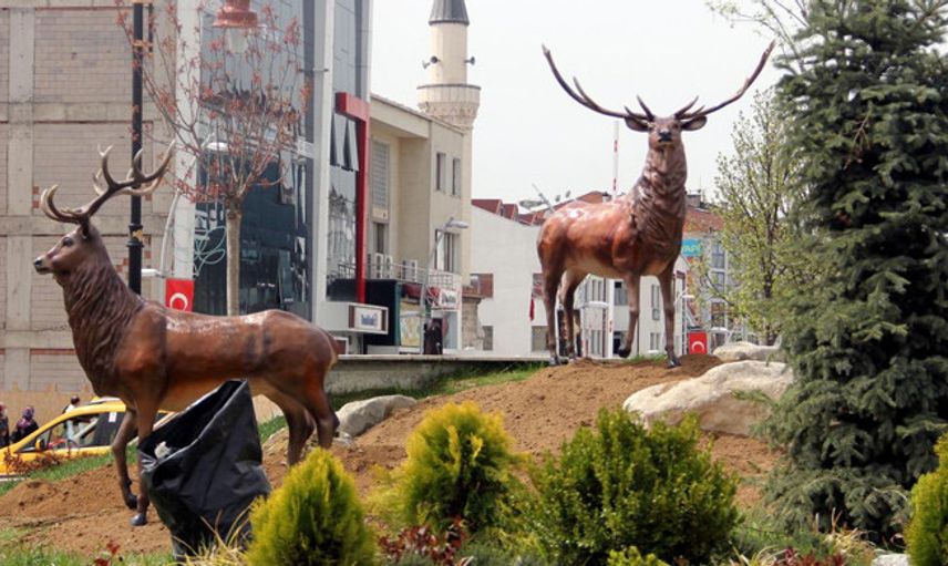 Bolu'da Geyik Heykelleri Meydana Konuldu