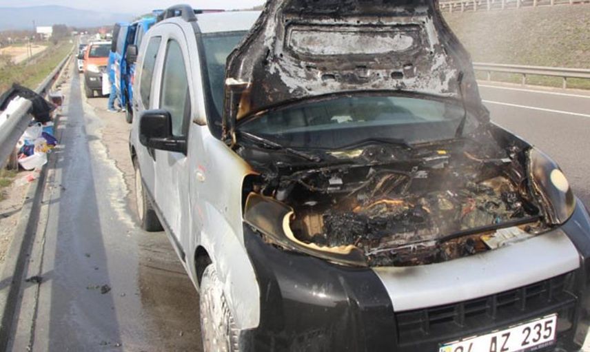 Bolu’da Motor Kısmı Yanan Araç Kullanılamaz Hale Geldi