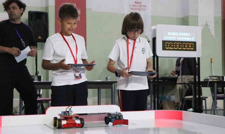 Bolu'da Öğrenciler Mini Robotlarla Yarıştı