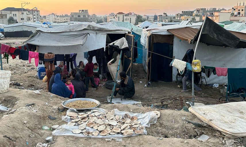 Bombalardan kaçan Gazzeli aileler çadırlarda yaşama tutunmaya çalışıyorlar!