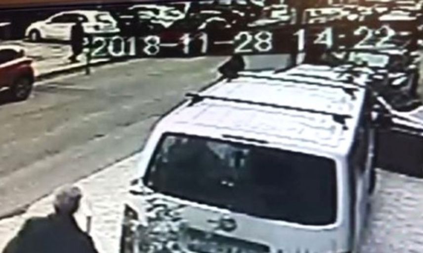 Boşluktan Aşağı Kendini Bırakan Kadını Havada Yakaladılar 