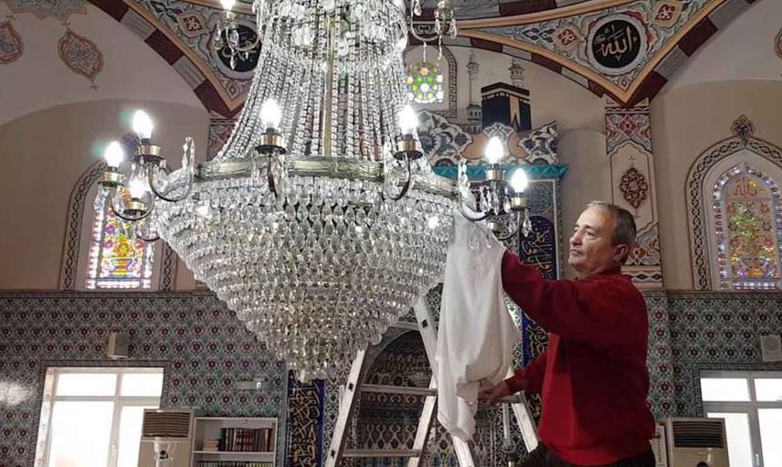 Böyle hobi görülmedi: Yalova'da yaşayan Uğur Sertoğlu cami cami gezip avize temizliyor!