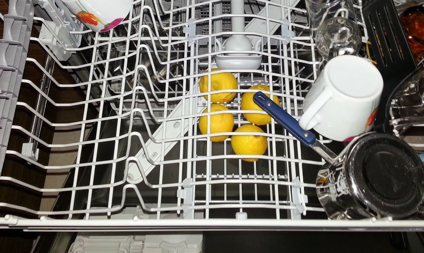 Bulaşık makinesine limon koyarsak ne olur? Bulaşıklarınızı parlatacak o doğal yöntem
