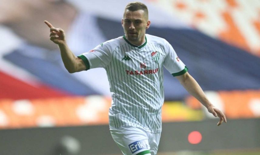 Burak Altıparmak kimdir kaç yaşında? Bursaspor'un kaptanı Burak Altıparmak'a kim yumruk attı, ceza aldı mı?