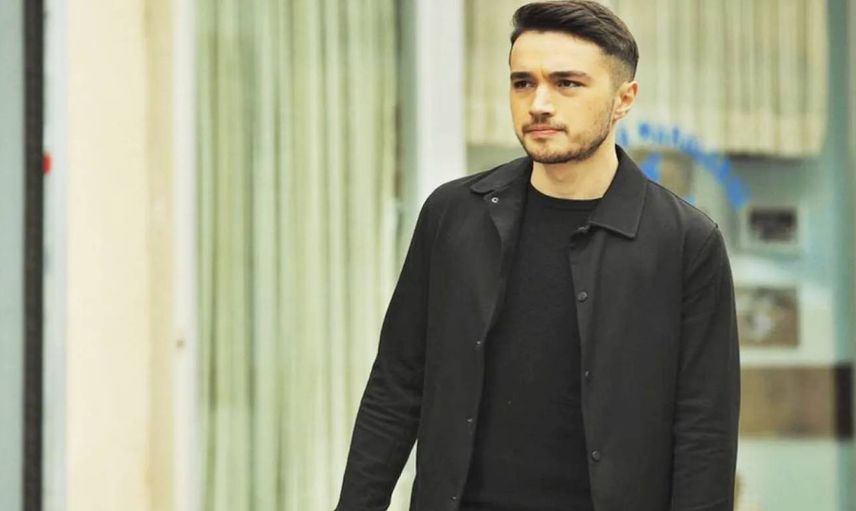 Burak Dakak sevenlerini korkuttu: Tiyatro oyununda kaza geçirdi hemen hastaneye kaldırıldı