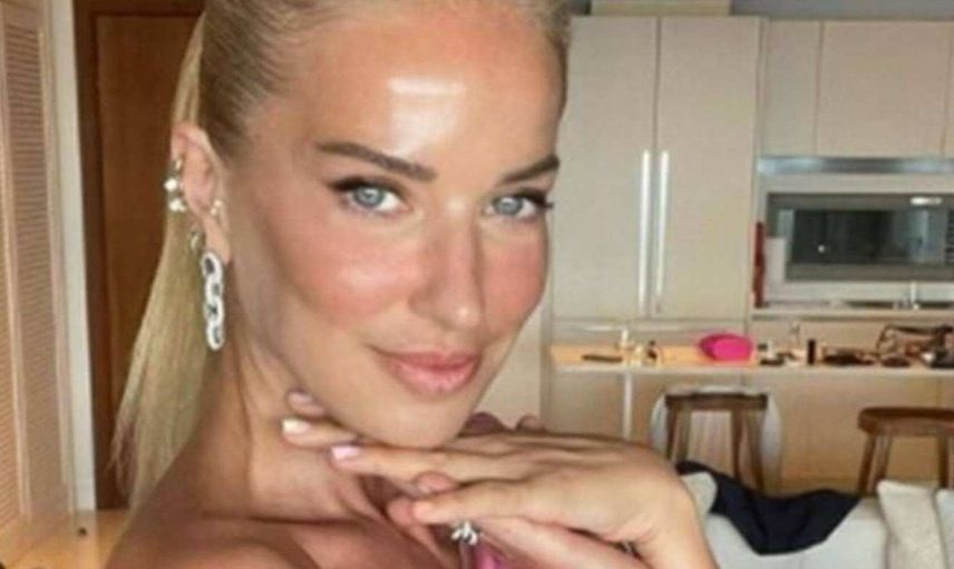 Burcu Esmersoy'dan olay yaratan Paris pozları! Göbeği açık elbisesiyle yürek hoplattı!