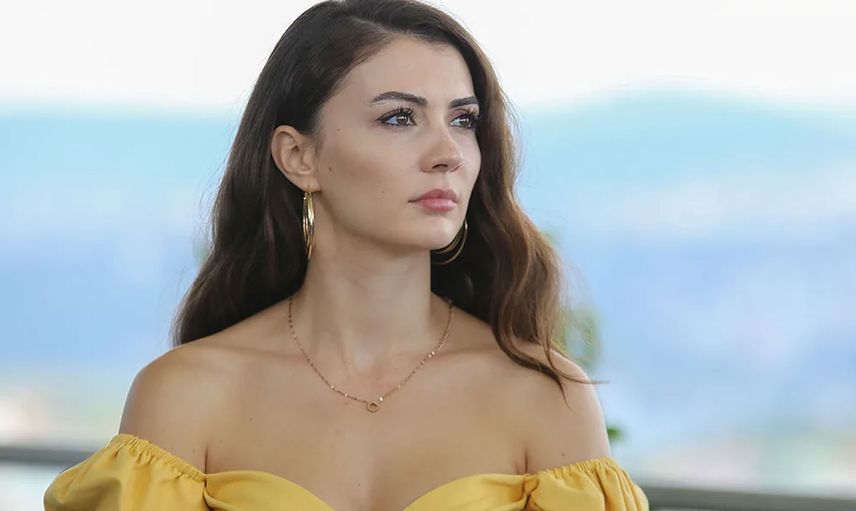 Burcu Özberk derin dekolteli elbisesiyle makyajsız paylaşımına yorum yağmuru