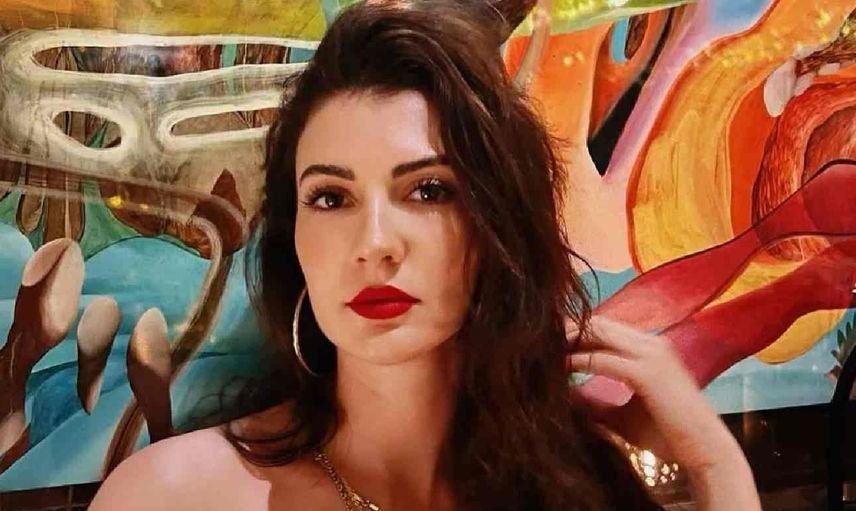 Burcu Özberk’ten bikinili tatil pozları