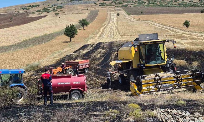 Burdur'da biçerdöver yangını su tankerinin müdahalesiyle kontrol altına alındı
