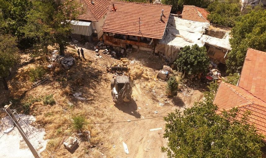 Burdur'da Bir Evde 20 Kamyon Çöp Temizlendi