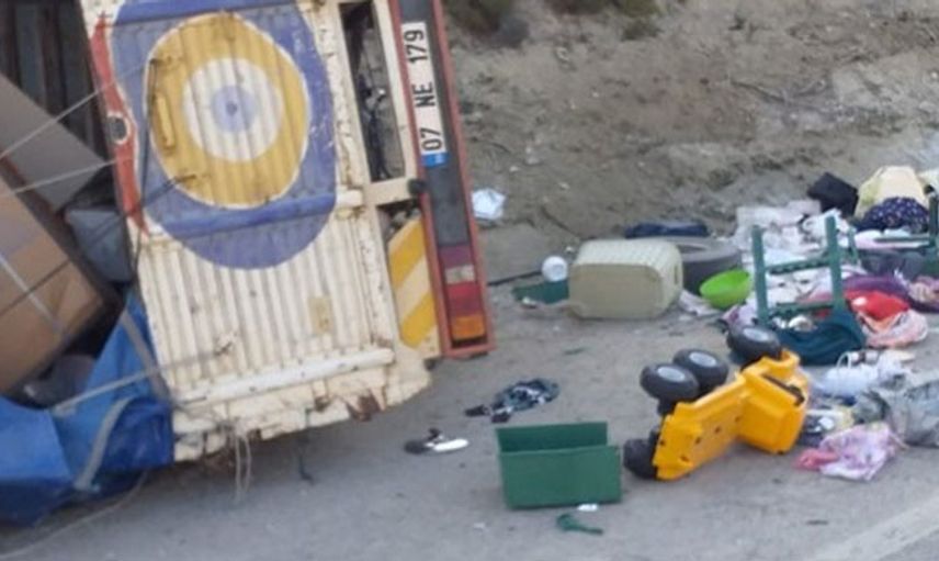 Burdur'da Ev Eşyası Taşıyan Kamyonet Devrildi: 1 Ölü 2 Yaralı