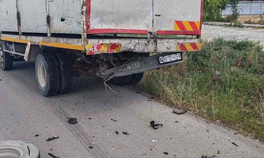Burdur'da kamyonete çarpan otomobil hurdaya döndü: 1 yaralı