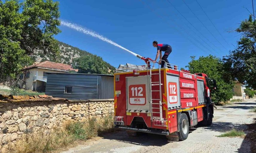 Burdur’un Yeşilova ilçesinde ev bahçesindeki yangın kısa sürede kontrol altına alındı