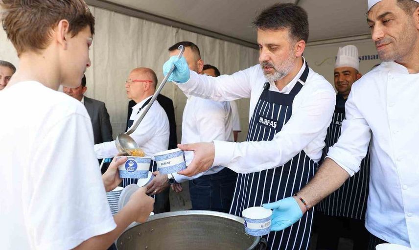 Bursa Büyükşehir’den 17 ilçede aşure ikramı
