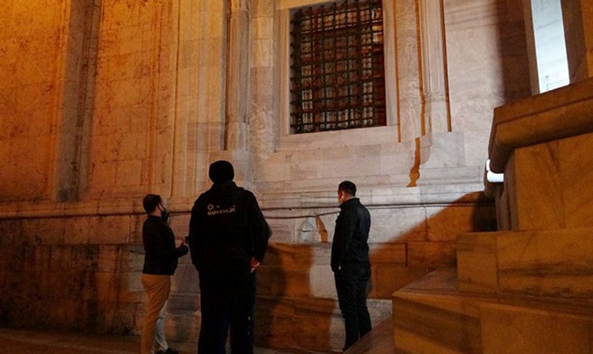Bursa Ulu Cami’nin Korkuluklarına Balyozla Saldırı