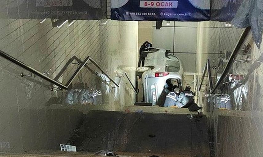 Bursa’da Akıl Almaz Kaza! Yoldan Çıkan Araç Metronun Alt Geçit Merdivenlerine Düştü