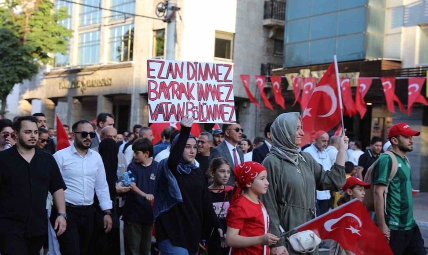 Bursa'da 'Demokrasi ve Bayrak Yürüyüşü' düzenlendi