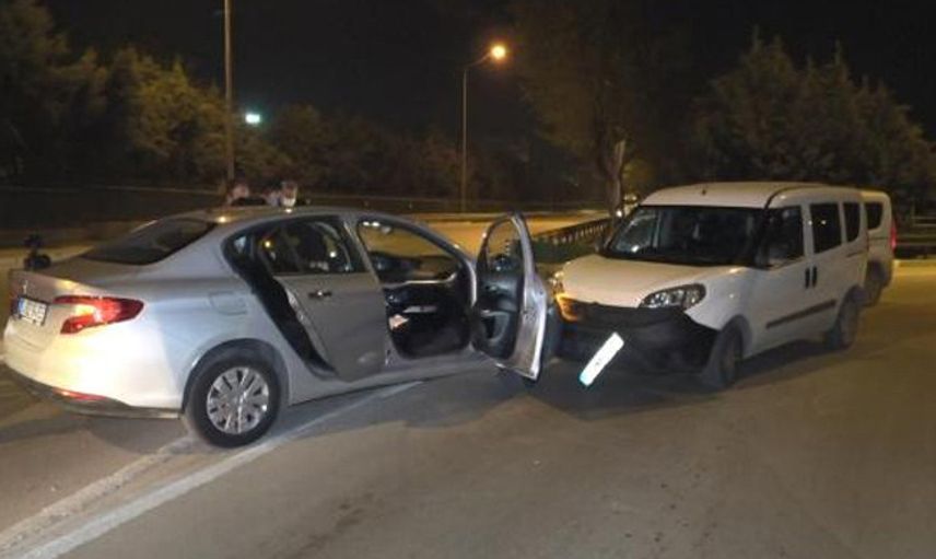 Bursa'da Denetimden Kaçan İki Zanlı Polis Aracına Çarptı