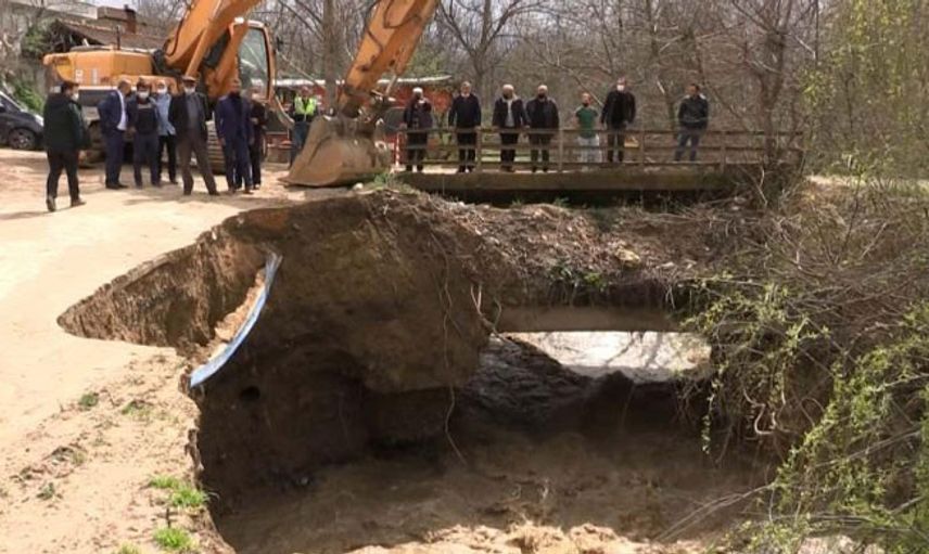 Bursa’da Dereler Taştı, Yollarda Toprak Kayması Oldu