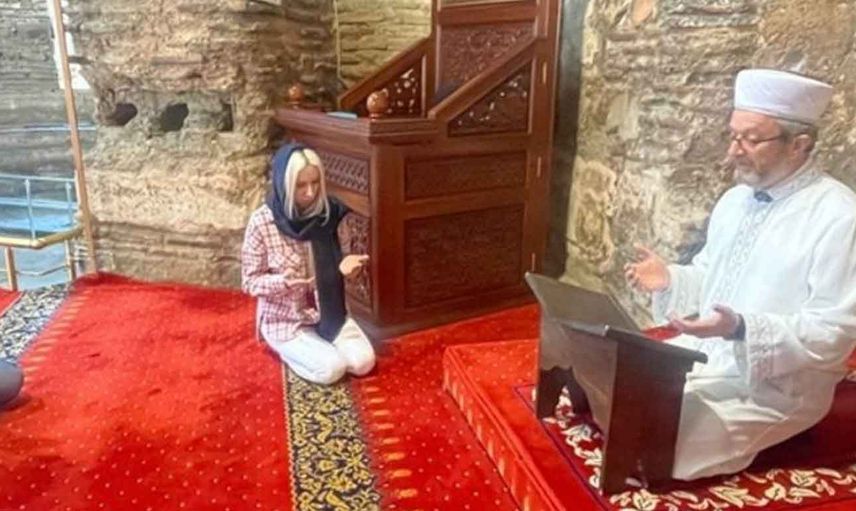 Bursa'da duyduğu ezan sesinden etkilenen Ukraynalı turist kadın Müslüman oldu