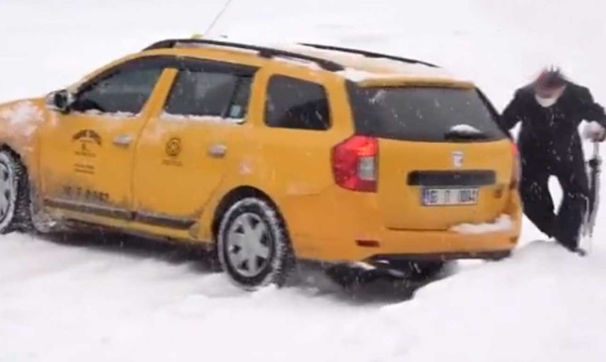 Bursa'da kar ve buzlu yollar vatandaşa kabusu yaşattı: Bazı görüntüler ise içimizi ısıttı