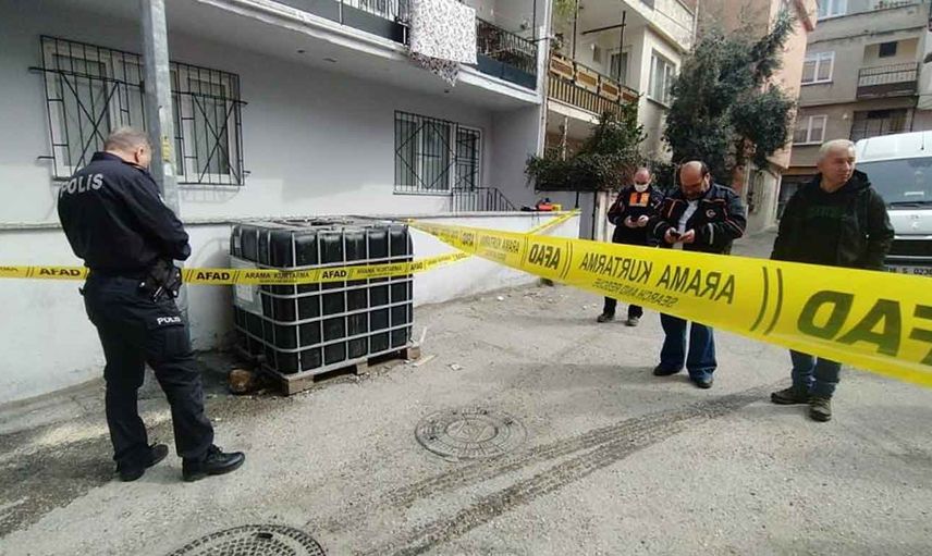 Bursa'da kimyasal madde alarmı: Evin önüne bırakılan varilde bulunan 1 buçuk tonluk kimyasal madde sokağa yayıldı