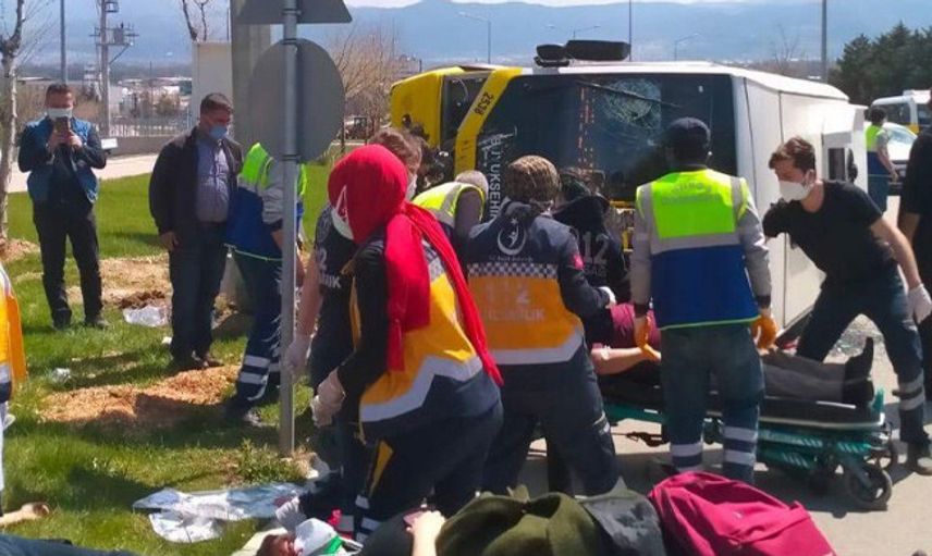 Bursa'da Kontrolden Çıkan Midibüs Devrildi: 5 Yaralı